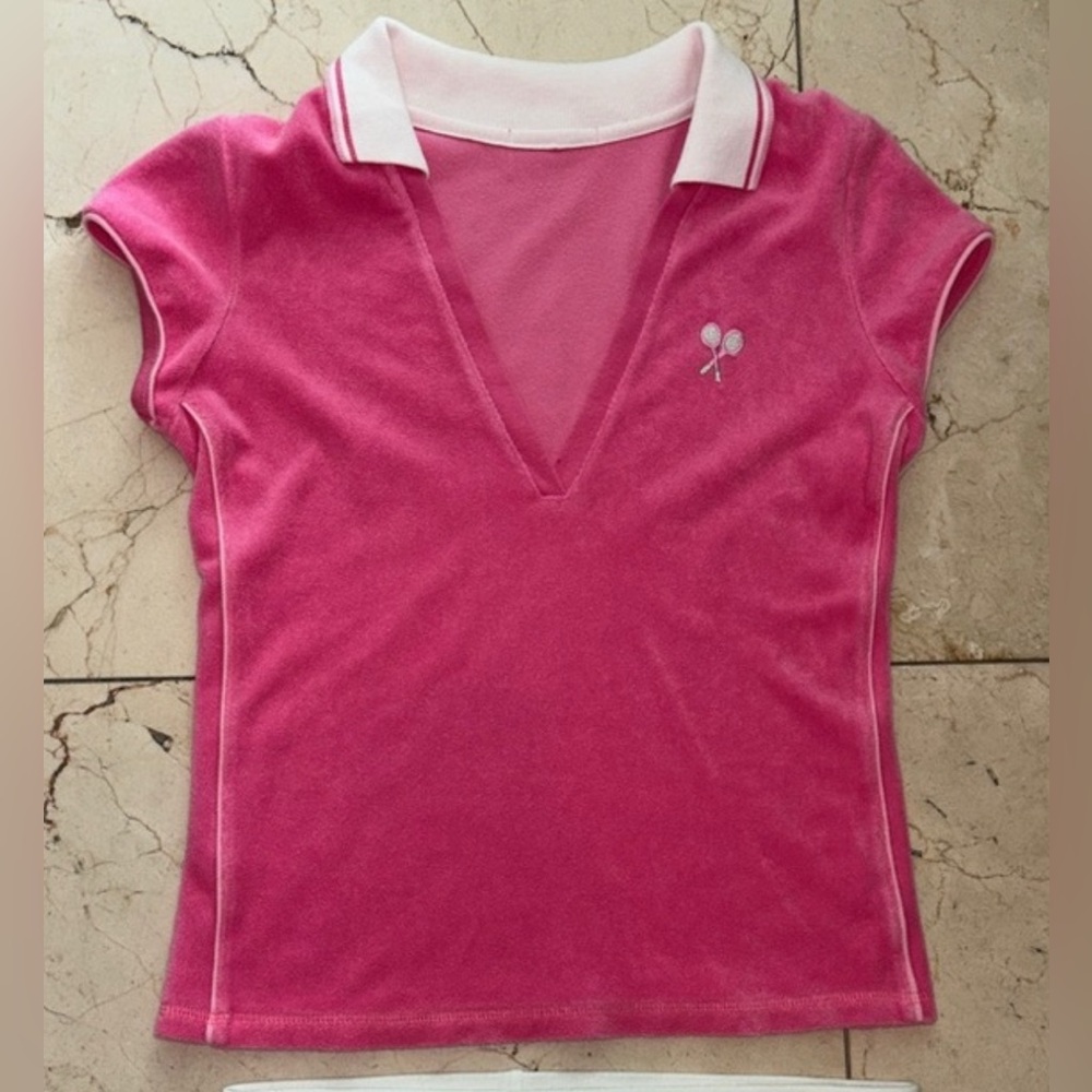 JUICY COUTURE Y2K Pink V-Neck Polo Shirt with Tennis Racket Logo 💖✨
